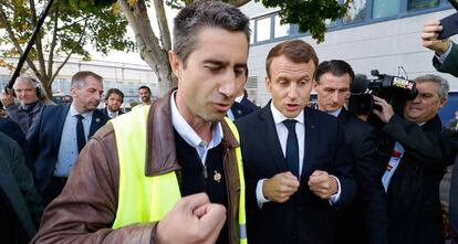 El diputado Francois Ruffin (i) y el presidente Emmanuel Macron, en una fábrica de Amiens a principios de octubre.