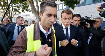 El diputado Francois Ruffin (i) y el presidente Emmanuel Macron, en una f&aacute;brica de Amiens a principios de octubre.