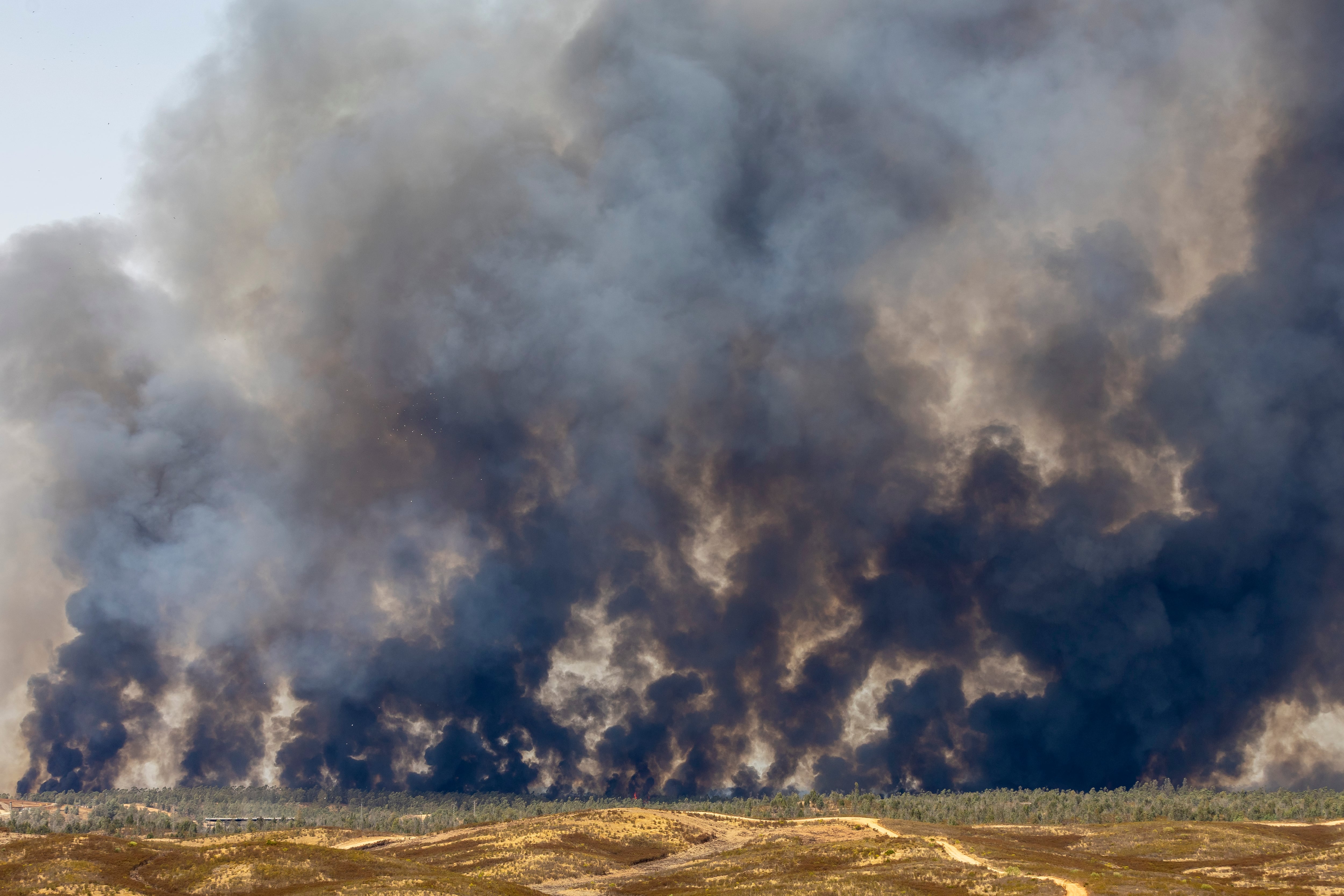 El viento amenaza con complicar la evolución de los incendios de Tírig, en Castellón, y Niebla, en Huelva