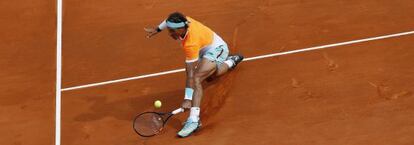 Rafa Nadal devuelve una bola a Djokovic en Montecarlo.