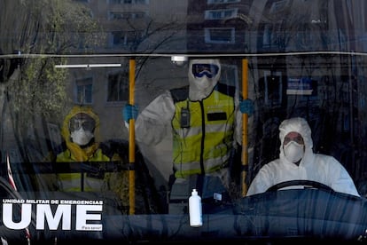 Personal de la Unidad Militar de Emergencias transporta a enfermos con coronavirus desde el Hospital Gregorio Marañón al hospital de campaña de Ifema, este viernes.