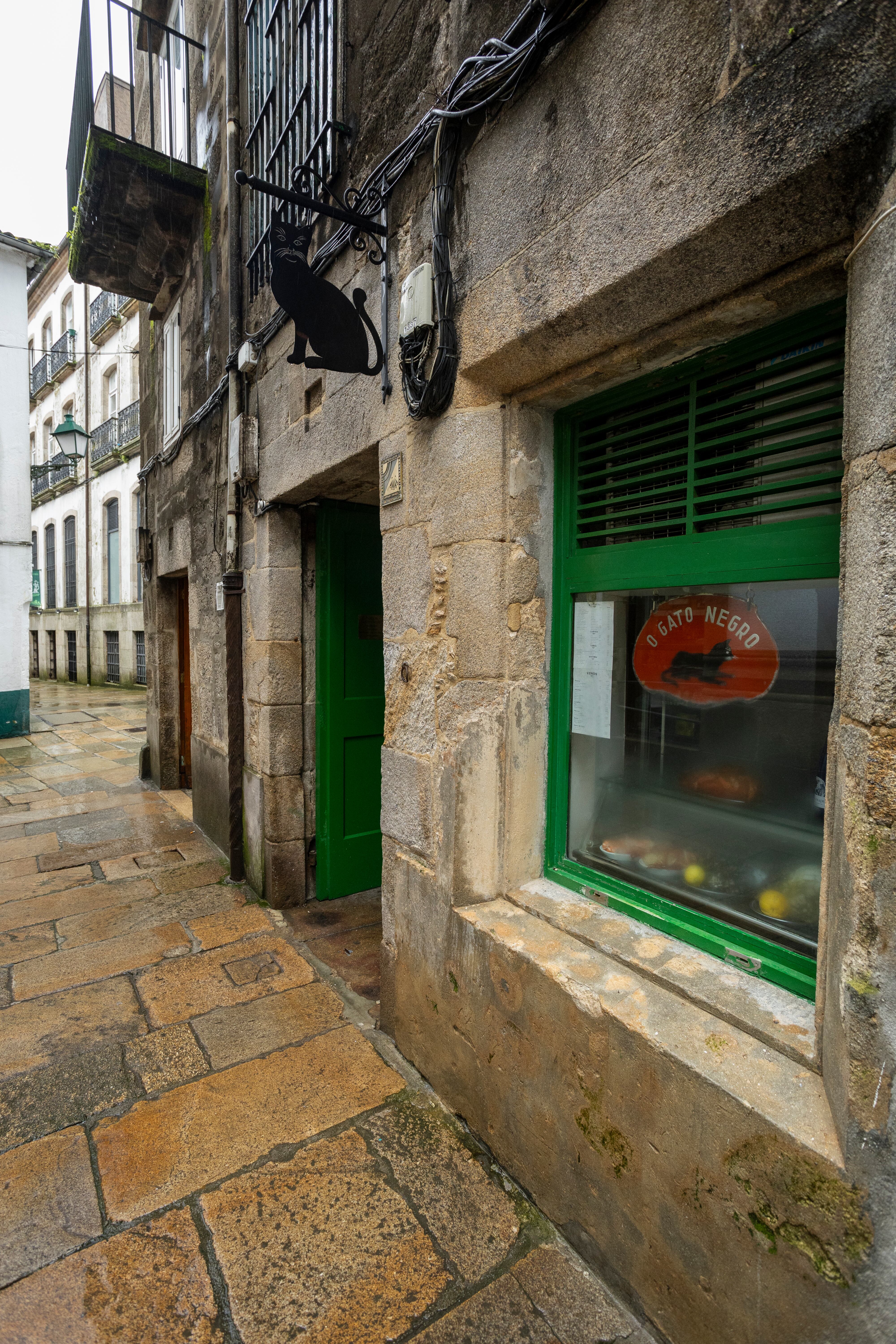 Fachada del Bar O Gato Negro, en la Rúa da Raíña, en Santiago de Compostela (Galicia).