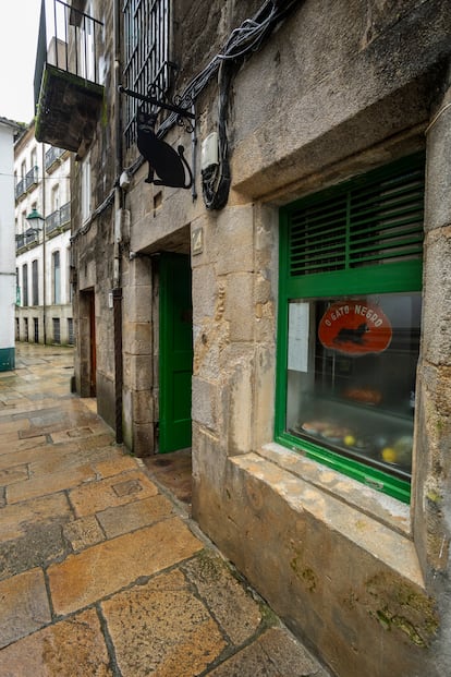 Fachada del Bar O Gato Negro, en la Rúa da Raíña, en Santiago de Compostela (Galicia).