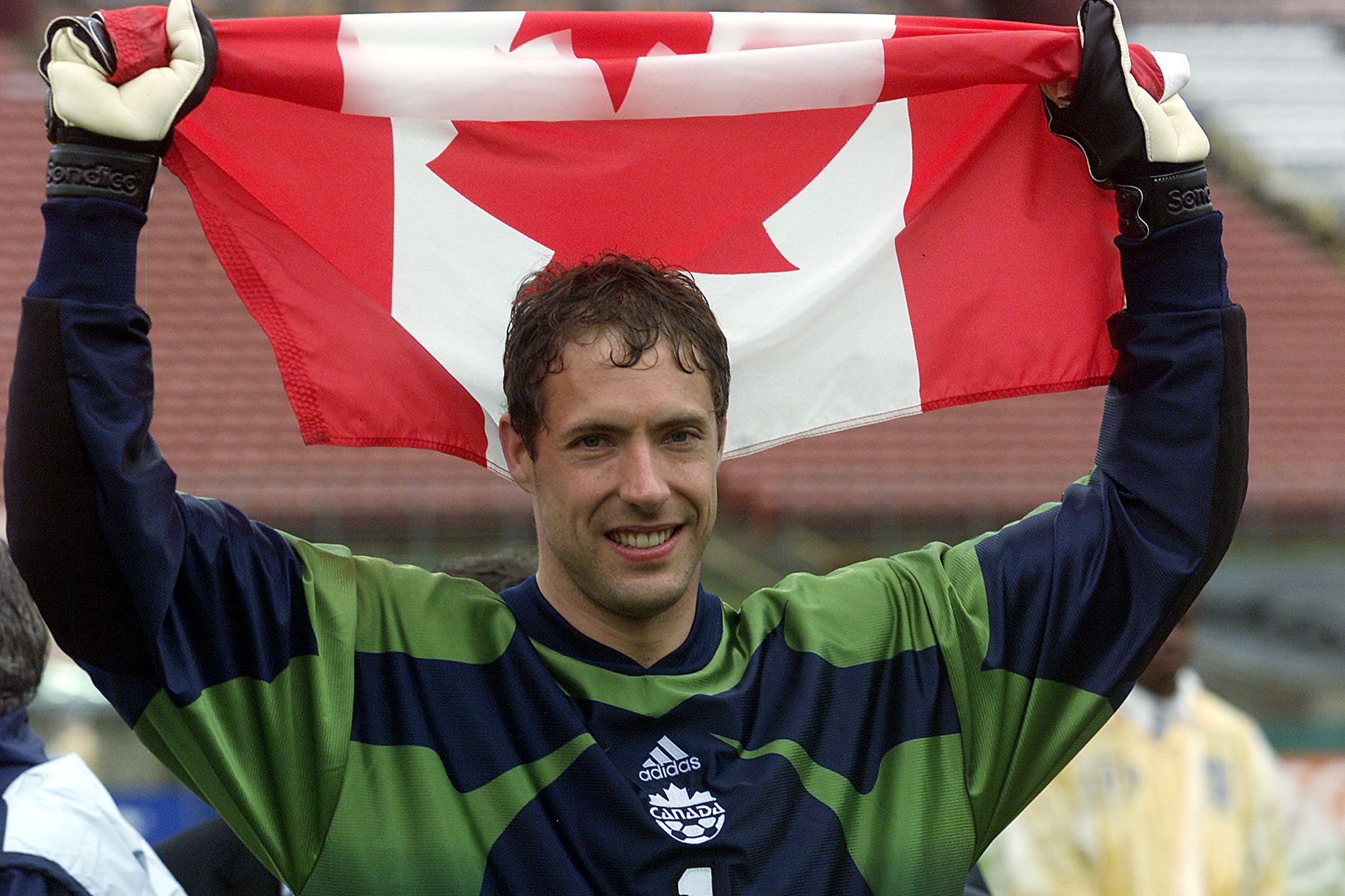 Craig Forrest celebra el triunfo de Canadá en la Copa Oro del 2000.