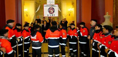 El coro de Bomberos de Bilbao canta este miércoles ante la corporación municipal. 