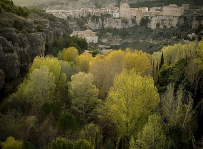 Entre las hoces del Huéscar, colgada de peñascos, se acerca a la mirada del visitante desde el Bocino de San Pablo.