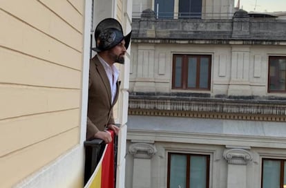 Santiago Abascal, líder de Vox, con un casco de conquistador.