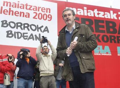 Adolfo Muñoz se dispone a comenzar su mitin de ayer en la plaza del Sagrado Corazón de Bilbao.