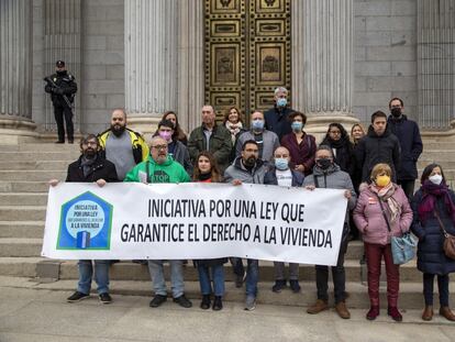 Miembros de la Iniciativa por una ley que garantice el derecho a la vivienda y representantes de los grupos parlamentarios que les apoyan, este jueves ante la puerta del Congreso.