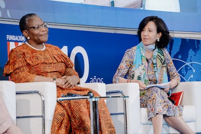 La exministra de Educación de Nigeria, Obiageli Ezekwesili (i) y la presidenta del Grupo Santander, Ana Botín (d), en la cumbre 'Los puentes de las mujeres', en la UNED, a 19 de mayo de 2022, en Madrid (España).  