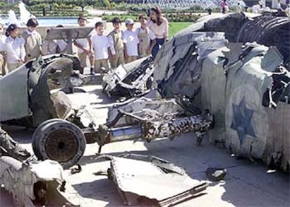 Una profesora muestra a sus alumnos en Damasco un avión israelí derribado en la guerra del Yom Kipur.