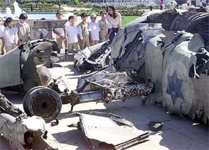 Una profesora muestra a sus alumnos en Damasco un avión israelí derribado en la guerra del Yom Kipur.