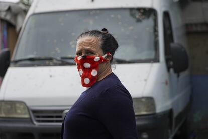 Armenia, una vecina del Sector Seis de la Cañada Real con una mascarilla improvisada de lunares.