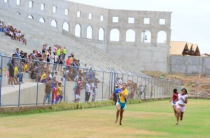 Crianças brincam no novo estádio.