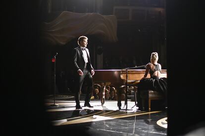 Una de esas miradas especiales entre Bradley Cooper y Lady Gaga durante su actuación, captado desde dentro.