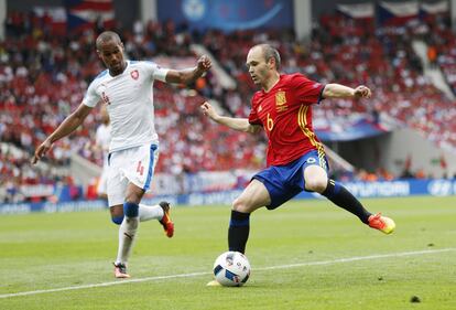 Iniesta controla el balón ante un defensor checo.