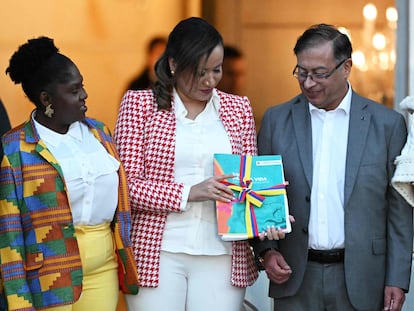 La vicepresidenta Francia Marquez, la ministra Carolina Corcho, el presidente Gustavo Petro y la primera dama Verónica Alcocer, posan con una copia del texto de la reforma a la Salud.