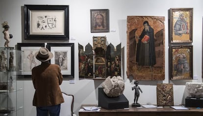 El 'stand' de Palau Antiguitats, con la obra de Ramon de Mur del siglo XV, a la derecha.