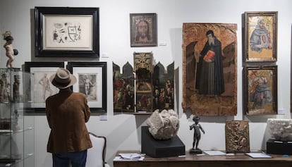 El &#039;stand&#039; de Palau Antiguitats, con la obra de Ramon de Mur del siglo XV, a la derecha. 
 