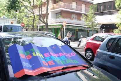 Un parasol de la campaña contra la publicidad sexual en un coche, este viernes.