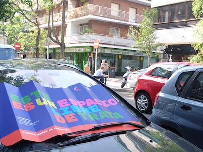 Un parasol de la campaña contra la publicidad sexual en un coche, este viernes.