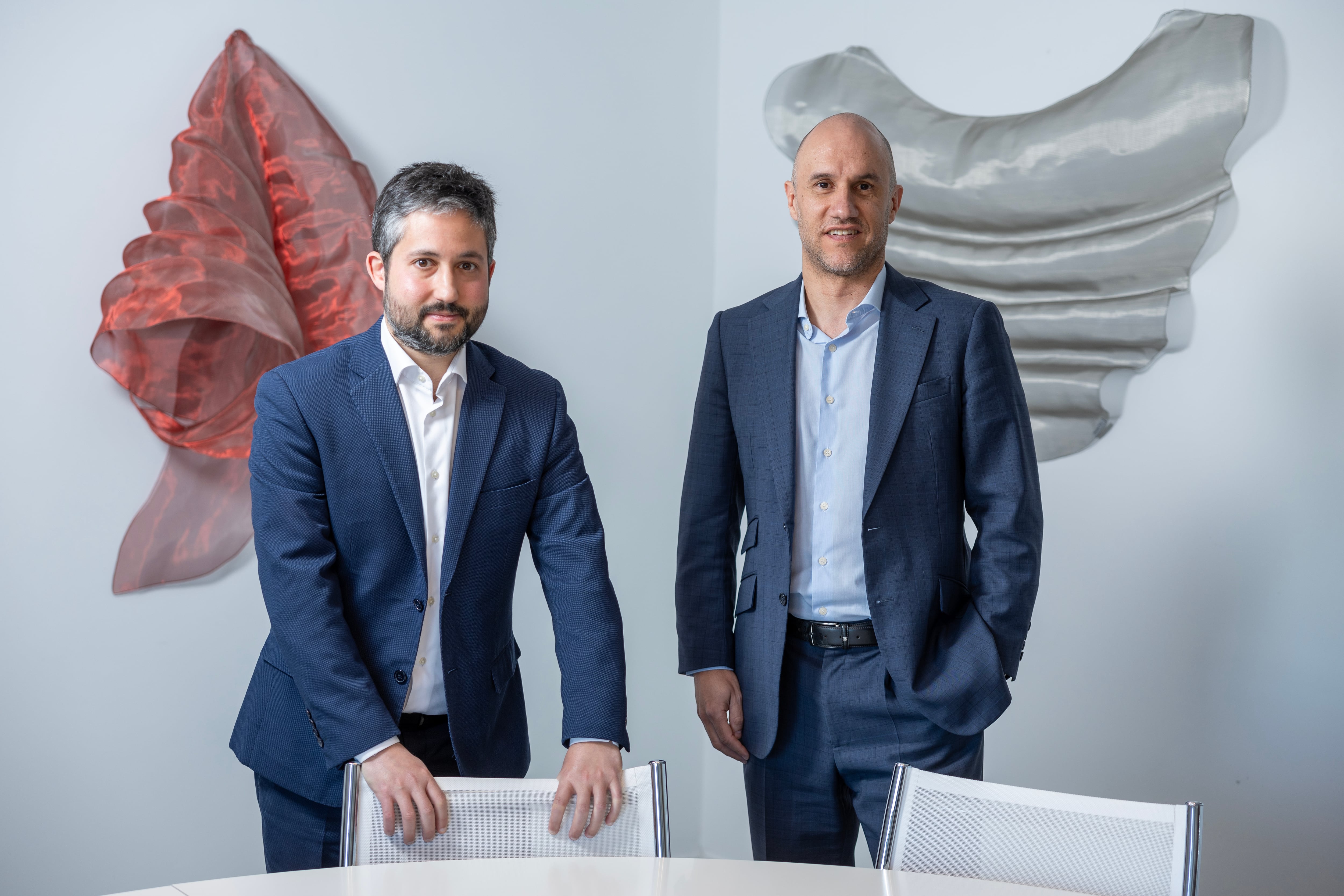 A la izquierda, Román González, product specialist de A&G Global Investors, y a la derecha Rubén Ayuso, gestor del fondo Criptomonedas FIL, en sus oficinas en Madrid. 