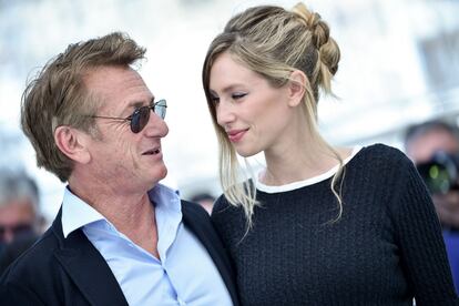 Sean y Dylan Penn. Con Flag Man, la película que Sean Penn ha estrenado en Cannes, resucita un minigénero que vivió sus mejores días en los setenta: la película en la que un padre y una hija interpretan a un padre y una hija. Penn comparte pantalla con su hija Dylan y, según todas las críticas, la electricidad es palpable en las escenas que comparten. “Quería ser profesional. Era mi jefe, pero también mi padre. Tenemos una relación compleja. Somos dos alfa y a veces chocamos, pero creo que al final ha funcionado”, dijo ella en la rueda de prensa. La película es la adaptación del liro de Jennifer Vogel Flim-Flam Man: a True Family History, de Jennifer Vogel, sobre su relación con su propio padre, un delincuente de poca monta. Penn contó también en Cannes que siempre evita actuar en las películas que dirige pero se decidió a hacerlo apenas seis semanas antes de que empezase el rodaje en parte porque Matt Damon, a quien había enviado el guion, le dijo que sería “un estúpido” si se perdía la oportunidad de actuar con su propia hija, fruto de su matrimonio con Robin Wright. La pareja, que se conoció justo después de que él acabase su matrimonio con Madonna, tuvo una relación tormentosa durante década y media y, desde que se divorciaron en 2010, se han ido lanzando recados. Ella ha dado a entender en varias entrevistas que tuvo que sacrificar su carrera para que él pudiera florecer con la suya. Y él dijo en el podcast de Marc Maron que tuvieron “diferencias éticas” respecto a la educación de sus hijos y que prefieren no mantener ningún contacto. Cuando Penn ganó el Oscar por Harvey Milk en 2009 aun estaban casados, pero se le olvidó mencionar a su todavía esposa.