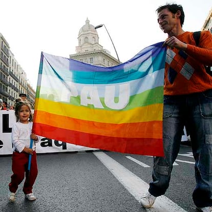 Desde la plaza Universidad hasta la Plaza de Sant Jaume de Barcelona, los participantes en la marcha han gritado consignas como "PP mentirosos", "Bush, Blair, Aznar, asesinos", "No a la Guerra" y "La única arma masiva es vuestra mentira".