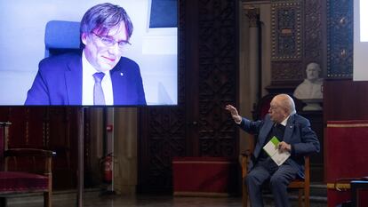 Los expresidentes Jordi Pujol (derecha, en Barcelona) y Carles Puigdemont (izquierda, por vídeo conferencia), durante una charla en 2022 del ciclo 'Escucha Europa'.