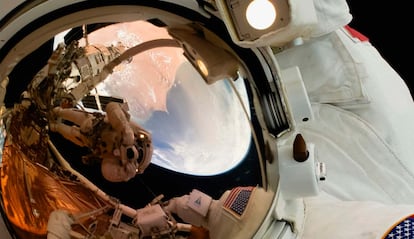 Astronauta volando en el espacio