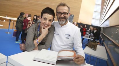 El chef italiano Massimo Bottura junto a su compa&ntilde;era de profesi&oacute;n, Carme Ruscalleda, este lunes en San Sebasti&aacute;n Gastronomika.