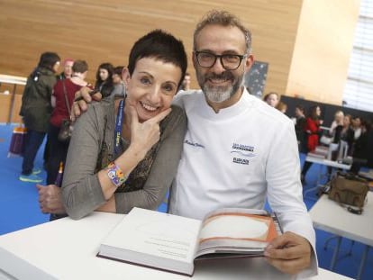 El chef italiano Massimo Bottura junto a su compa&ntilde;era de profesi&oacute;n, Carme Ruscalleda, este lunes en San Sebasti&aacute;n Gastronomika.