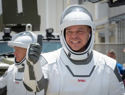 Los astronautas de la NASA Robert Behnken (derecha) y Douglas Hurley, con sus trajes espaciales, este sábado antes del lanzamiento de la nave 'Crew Dragon' desde Cabo Cañaveral.