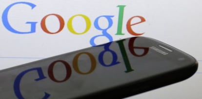 Un logo de Google reflejado en un m&oacute;vil 