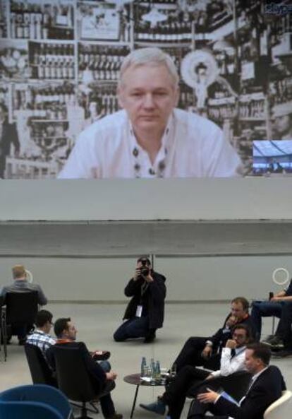 Participantes atienden al discurso que el fundador de Wikileaks, Julian Assange (en la pantalla), pronunció vía Skype desde la embajada de Ecuador en Londres, donde permanece refugiado desde el pasado mes de junio, durante la conferencia de internet llamada "Convention Camp" en Hanover, Alemania.