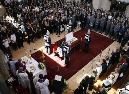 Familiares, miembros de las Fuerzas Armadas y simpatizantes de Pinochet rinden homenaje al dictador en la Escuela Militar de Santiago.