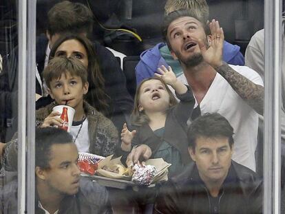 Los Beckham ven un partido de hockey con Tom Cruise y su hijo Connor, el pasado 28 de mayo.