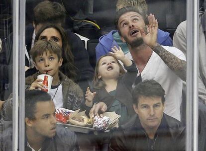 Los Beckham ven un partido de hockey con Tom Cruise y su hijo Connor, el pasado 28 de mayo.