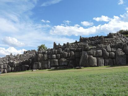 La creencia popular es que se trat&oacute; de una fortaleza militar, pero en realidad fue otro templo religioso. Sus muros fueron el &uacute;ltimo reducto de resistencia inca cuando Pizarro tom&oacute; Cuzco. En sus paredes se aprecia la maestr&iacute;a con que los incas trabajaban la piedra.