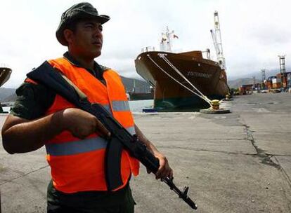 Un soldado custodia un muelle en la ciudad de Puerto Castedo.