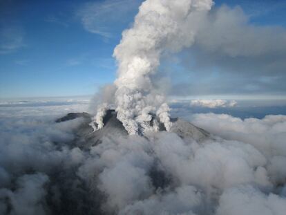 El Monte Ontake, de 3.067 metros de altura, comenzó a expulsar humo y cenizas a las 11.53 hora local del sábado (02.53 GMT) y desde entonces han continuado las erupciones, según informó la Agencia Meteorológica nipona (JMA).