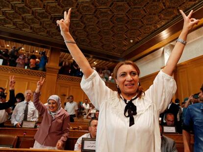 Suad Abderrahim celebra su elección como alcaldesa tras la votación en el consistorio municipal