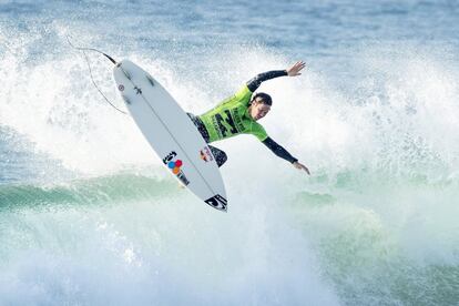 El surfista sudafricano Jordy Smith compite durante el campeonato de surf de la WSL, en Ballito (Sudáfrica) 