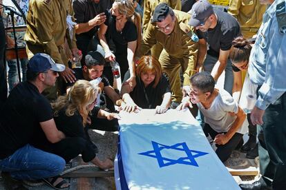 Al menos 115 palestinos y ocho israelíes han muerto por la escalada de violencia entre el Ejército israelí y las milicias islamista. En la imagen, funeral del soldado israelí Omer Tabib, de 21 años, en Elyakim, en el norte de Israel, el jueves.
