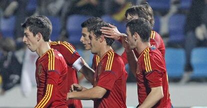 Los jugadores espa&ntilde;oles celebran uno de los goles.