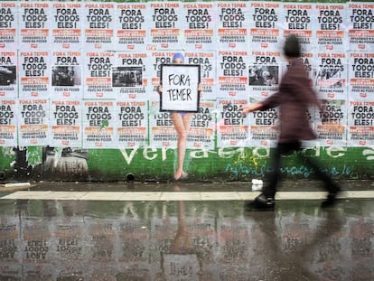 Muro cheio de cartazes na avenida Paulista, em S&atilde;o Paulo.