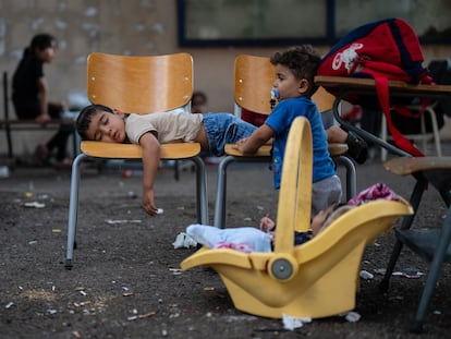 Unos niños en una escuela de Sidón (Líbano) reconvertida en refugio para familias desplazadas, este sábado.