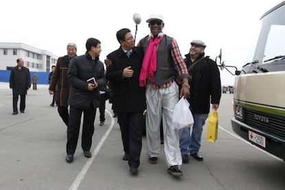 Dennis Rodman, junto al viceministro de deporte norcoreano, Son Kwang Ho, el pasado 6 de enero.