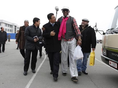 Dennis Rodman, junto al viceministro de deporte norcoreano, Son Kwang Ho, el pasado 6 de enero.