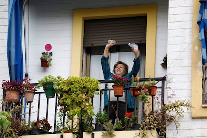 Una mujer practica deporte en su balcón guiada por otra vecina de una vivienda cercana, este lunes en Córdoba, durante el confinamiento por la crisis de la covid-19.